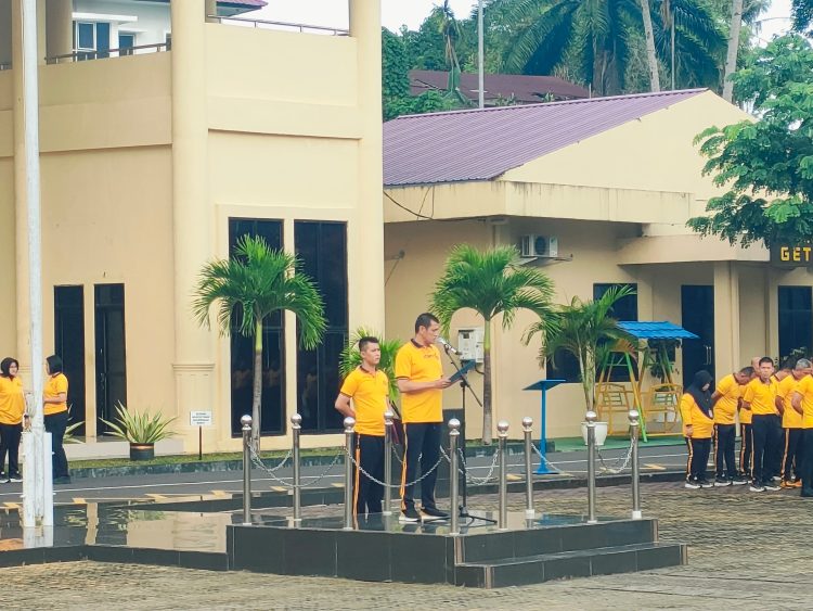 Karorena Polda Bengkulu Ajak Personel Tingkatkan Kesehatan dan Kekompakan, Jumat (14/2/2025). (Dok/yola)