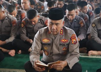 Kapolda Bengkulu Irjen Pol Mardiyono didampingi pejabat utama saat mengikuti kegiatan Binrohtal lintas agama bersama personel di Mapolda Bengkulu, Kamis (26/2/2026). (foto:Yola)