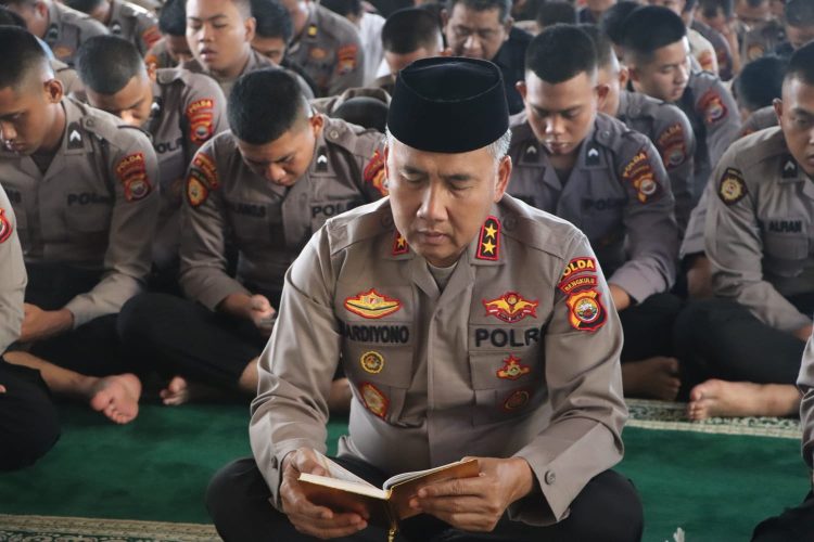 Kapolda Bengkulu Irjen Pol Mardiyono didampingi pejabat utama saat mengikuti kegiatan Binrohtal lintas agama bersama personel di Mapolda Bengkulu, Kamis (26/2/2026). (foto:Yola)