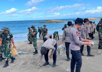 Polda Bali bersama TNI dan Masyarakat Gelar Karya Bakti Pembersihan Pantai Kedonganan dan Kuta, Selasa (3/2/2026). (Dok/Yola)