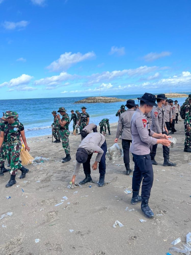 Polda Bali bersama TNI dan Masyarakat Gelar Karya Bakti Pembersihan Pantai Kedonganan dan Kuta, Selasa (3/2/2026). (Dok/Yola)