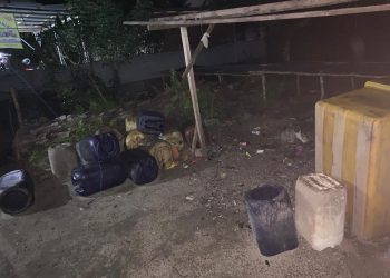 13 Jerigen Solar dan Tangki 1.000 Liter Disita
Dari hasil penggeledahan, di Jalan Kampung Bahari, Kelurahan Sumber Jaya, Kecamatan Kampung Melayu, Kota Bengkulu, Jumat (11/2/2026). (Dok/yola)