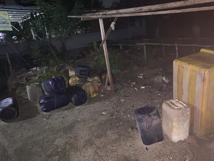 13 Jerigen Solar dan Tangki 1.000 Liter Disita
Dari hasil penggeledahan, di Jalan Kampung Bahari, Kelurahan Sumber Jaya, Kecamatan Kampung Melayu, Kota Bengkulu, Jumat (11/2/2026). (Dok/yola)