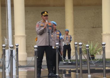 Irwasda Polda Bengkulu memimpin langsung pelaksanaan apel pagi personel yang berlangsung di Lapangan Anton Soedjarwo Polda Bengkulu, Senin (6/2/2026). (Dok/Yola)