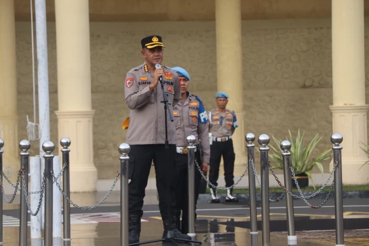 Irwasda Polda Bengkulu memimpin langsung pelaksanaan apel pagi personel yang berlangsung di Lapangan Anton Soedjarwo Polda Bengkulu, Senin (6/2/2026). (Dok/Yola)