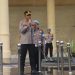 Irwasda Polda Bengkulu memimpin langsung pelaksanaan apel pagi personel yang berlangsung di Lapangan Anton Soedjarwo Polda Bengkulu, Senin (6/2/2026). (Dok/Yola)