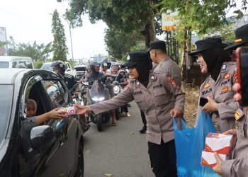 Polwan dan Polki Polda Bengkulu Turun Langsung Berbagi Takjil Gratis, Senin (23/2/2026). (Dok/yola)