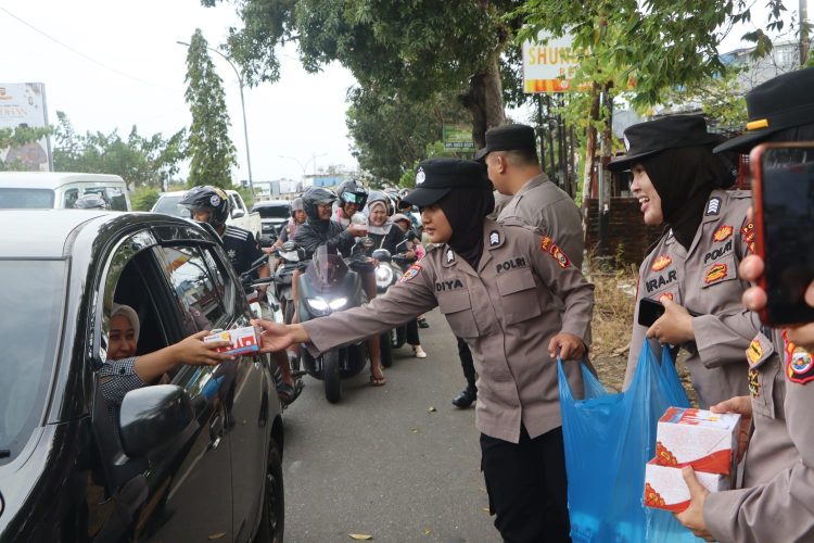 Polwan dan Polki Polda Bengkulu Turun Langsung Berbagi Takjil Gratis, Senin (23/2/2026). (Dok/yola)