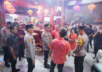 Kapolda Sumatera Selatan, Irjen Pol Sandi Nugroho didampingi Wakapolda meninjau langsung pelaksanaan pengamanan di sejumlah klenteng di Kota Palembang, Senin (16/2/2026). (Dok/yola)