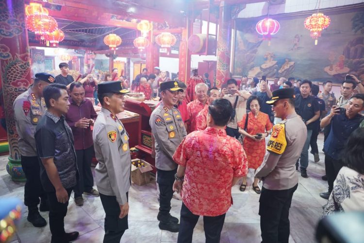 Kapolda Sumatera Selatan, Irjen Pol Sandi Nugroho didampingi Wakapolda meninjau langsung pelaksanaan pengamanan di sejumlah klenteng di Kota Palembang, Senin (16/2/2026). (Dok/yola)