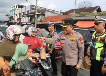 Kapolres Kepahiang membagikan 100 paket takjil kepada pengendara dan warga di Pos Lantas Terminal Pasar Kepahiang, Selasa (24/2/2026). (Dok/yola)