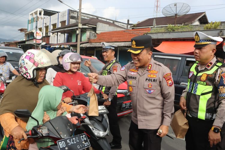 Kapolres Kepahiang membagikan 100 paket takjil kepada pengendara dan warga di Pos Lantas Terminal Pasar Kepahiang, Selasa (24/2/2026). (Dok/yola)