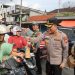 Kapolres Kepahiang membagikan 100 paket takjil kepada pengendara dan warga di Pos Lantas Terminal Pasar Kepahiang, Selasa (24/2/2026). (Dok/yola)