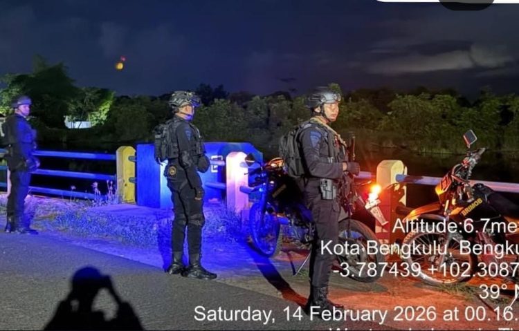 Brimob Polda Bengkulu melaksanakan kegiatan patroli Kamtibmas secara rutin, Sabtu (14/2/2026). (Dok/yola)