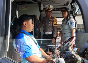 Ditlantas Polda Bengkulu Cek Bus PO SAN, Senin (9/2/2206). (Dok/yola)
