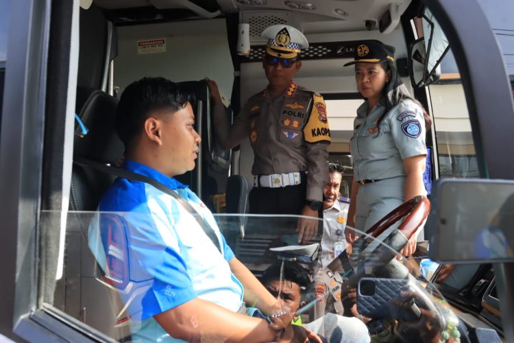Ditlantas Polda Bengkulu Cek Bus PO SAN, Senin (9/2/2206). (Dok/yola)