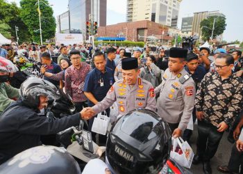 Kapolri Jenderal Listyo Sigit Prabowo menggelar kegiatan pembagian takjil bersama dengan insan pers, di Gedung Rupatama Polri, Jakarta Selatan, Rabu (25/2/2026). (Dok/yola)