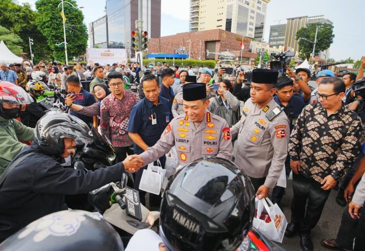 Kapolri Jenderal Listyo Sigit Prabowo menggelar kegiatan pembagian takjil bersama dengan insan pers, di Gedung Rupatama Polri, Jakarta Selatan, Rabu (25/2/2026). (Dok/yola)