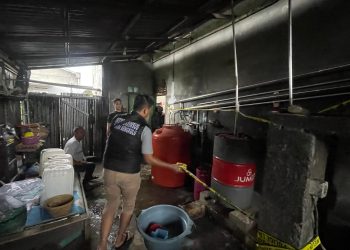 Ditreskrimsus Polda Bengkulu melalui Unit I Subdit I Indagsi berhasil mengungkap kasus produksi dan peredaran minuman beralkohol jenis arak yang tidak memenuhi ketentuan perizinan berusaha, Jumat (30/1/2026). (Dok/yola)