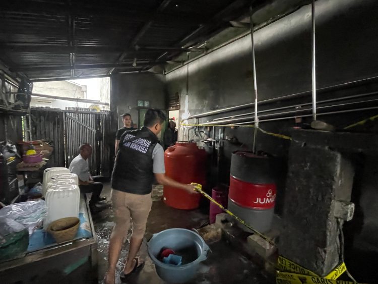 Ditreskrimsus Polda Bengkulu melalui Unit I Subdit I Indagsi berhasil mengungkap kasus produksi dan peredaran minuman beralkohol jenis arak yang tidak memenuhi ketentuan perizinan berusaha, Jumat (30/1/2026). (Dok/yola)