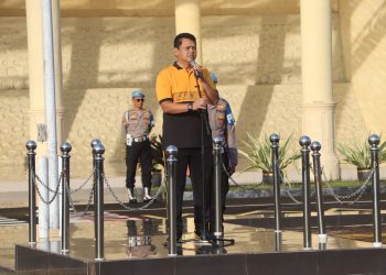 Karoops Polda Bengkulu Kombes Pol. Ponjto Soediantoko, S.I.K., M.H. memimpin apel pagi yang dilaksanakan di Lapangan Anton Soejarwo Polda Bengkulu, Selasa (10/02/2026). (Dok/yola)