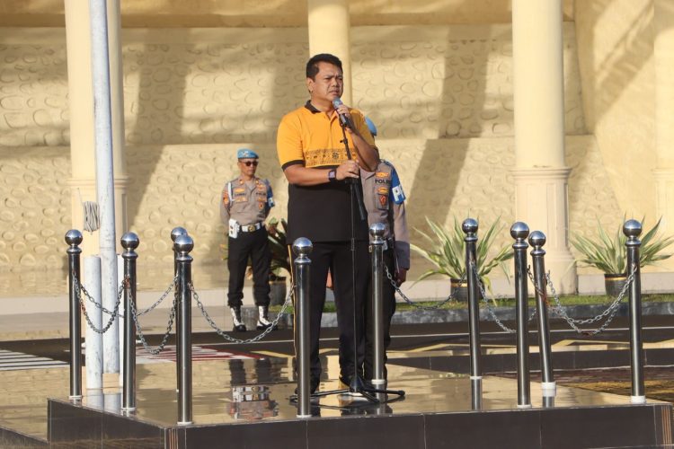 Karoops Polda Bengkulu Kombes Pol. Ponjto Soediantoko, S.I.K., M.H. memimpin apel pagi yang dilaksanakan di Lapangan Anton Soejarwo Polda Bengkulu, Selasa (10/02/2026). (Dok/yola)