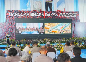 Kapolri Jenderal Listyo Sigit Prabowo memantau pembangunan jembatan bailey di wilayah Agam, Sumatra Barat, Sabtu (14/2/2026). (Dok/yola)