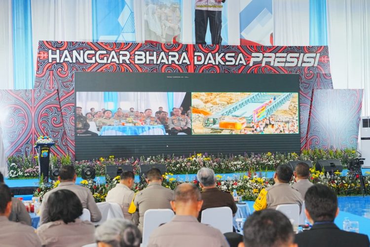 Kapolri Jenderal Listyo Sigit Prabowo memantau pembangunan jembatan bailey di wilayah Agam, Sumatra Barat, Sabtu (14/2/2026). (Dok/yola)