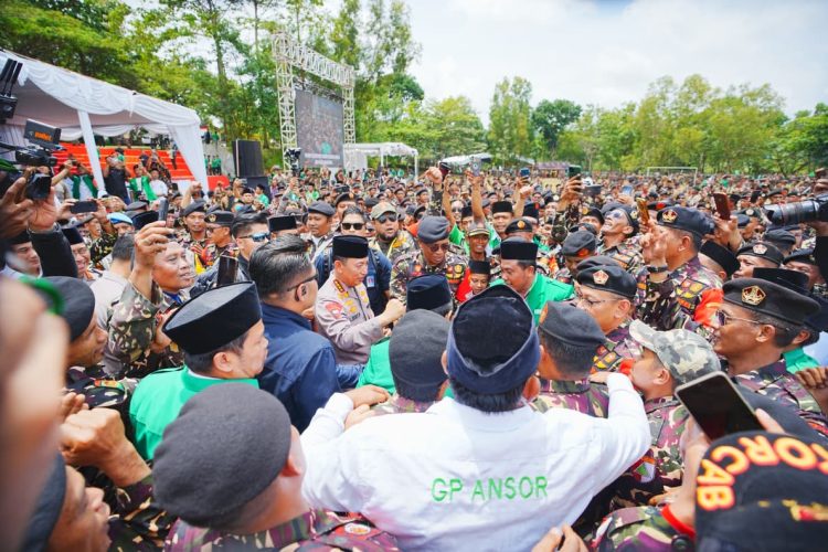 Kapolri Listyo Sigit Prabowo membuka dan memberikan pengarahan dalam latihan instruktur GP Ansor dan Banser di Lapangan Olahraga SPN Selopamioro, Bantul, Yogyakarta, Sabtu (14/2/2026), untuk memperkuat sinergi menjaga kamtibmas dan mendukung program pemerintah. (Dok/yola)