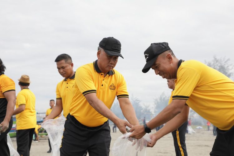 Sejalan Arahan Presiden Gerakan Indonesia Asri, Kapolda Bengkulu Konsisten Jalankan Program Bersih Pantai GEMPAR. (Dok/yl)