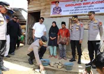 Kapolda Bengkulu Irjen Pol Mardiyono memimpin peletakan batu pertama bedah rumah ke-69 milik warga kurang mampu di Kelurahan Lingkar Barat, Kota Bengkulu, Rabu (25/2/2026). (foto:Yola)