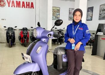 Karyawan dealer memperkenalkan Yamaha Fazzio 2026 dengan pilihan warna terbaru yang kini telah tersedia di dealer resmi Yamaha Jambi, awal 2026. (Dok. Yamaha)