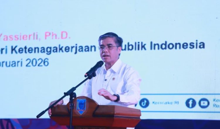 Menteri Ketenagakerjaan Yassierli menyampaikan kuliah umum kepada generasi muda di Kabupaten Lahat, Sumatera Selatan, Senin (9/2/2026) (Dok. Biro Humas Kemnaker)
