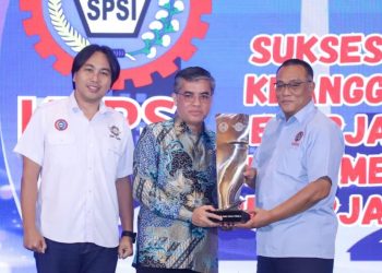 Menteri Ketenagakerjaan Yassierli (tengah) bersama jajaran pengurus KSPSI dan perwakilan serikat pekerja saat Rapat Koordinasi Nasional dan Rapat Kerja Nasional KSPSI di Jakarta, Jumat (13/2/2026). (Dok Biro Humas Kemnaker)