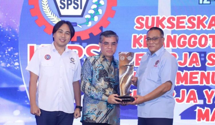 Menteri Ketenagakerjaan Yassierli (tengah) bersama jajaran pengurus KSPSI dan perwakilan serikat pekerja saat Rapat Koordinasi Nasional dan Rapat Kerja Nasional KSPSI di Jakarta, Jumat (13/2/2026). (Dok Biro Humas Kemnaker)