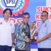 Menteri Ketenagakerjaan Yassierli (tengah) bersama jajaran pengurus KSPSI dan perwakilan serikat pekerja saat Rapat Koordinasi Nasional dan Rapat Kerja Nasional KSPSI di Jakarta, Jumat (13/2/2026). (Dok Biro Humas Kemnaker)