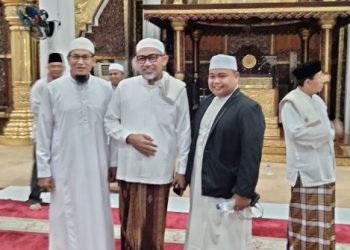 Sekretaris Daerah Provinsi Jambi, Dr. H. Sudirman, S.H., M.H. (tengah), bersama tokoh agama dan masyarakat usai peringatan Malam Nisfu Sya’ban di Masjid Agung Al-Falah, Kota Jambi, Senin (2/2/2026) malam. (Dok. Erit)