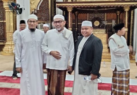 Sekretaris Daerah Provinsi Jambi, Dr. H. Sudirman, S.H., M.H. (tengah), bersama tokoh agama dan masyarakat usai peringatan Malam Nisfu Sya’ban di Masjid Agung Al-Falah, Kota Jambi, Senin (2/2/2026) malam. (Dok. Erit)