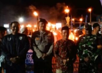 Karang Taruna Pasopati bersama aparat kelurahan, kepolisian, dan TNI mengikuti pawai obor dalam rangka menyambut Bulan Suci Ramadhan 1447 H di Kelurahan Talang Babat, Kecamatan Muara Sabak Barat, Senin malam (16/2/2026). (Dok. Daus)