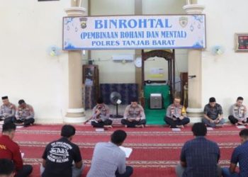 Puluhan personel Polres Tanjung Jabung Barat mengikuti kegiatan Pembinaan Rohani dan Mental (Binrohtal) di Masjid Nur Annisa, Kamis (19/2/2026) (Dok. Nahar)