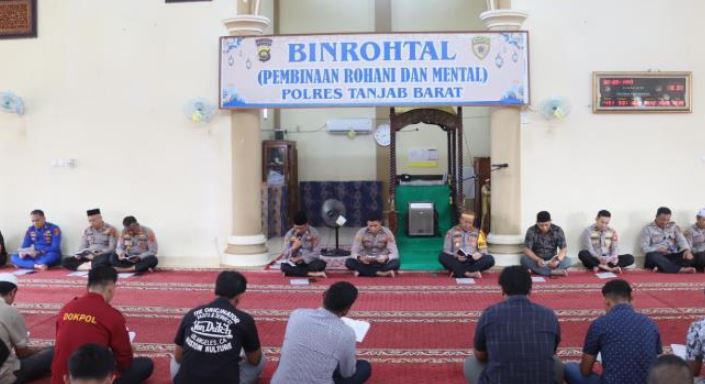 Puluhan personel Polres Tanjung Jabung Barat mengikuti kegiatan Pembinaan Rohani dan Mental (Binrohtal) di Masjid Nur Annisa, Kamis (19/2/2026) (Dok. Nahar)