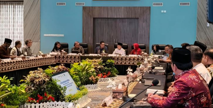 Gubernur Jambi Al Haris menerima kunjungan kerja Wakil Ketua Komisi II DPR RI Dede Yusuf bersama anggota Komisi II di Gedung Mahligai 9 Bank Jambi, Jumat (20/2/2026) (Dok. Stepanus)