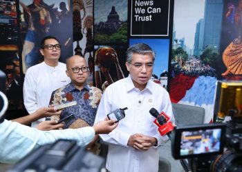 Menteri Ketenagakerjaan Yassierli memberikan keterangan kepada wartawan saat melakukan monitoring dan evaluasi Program Pemagangan Nasional (Maganghub) 2025 di Transmedia, Jakarta, Jumat (20/2/2026). (Dok. Biro Humas Kemnaker)