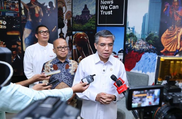 Menteri Ketenagakerjaan Yassierli memberikan keterangan kepada wartawan saat melakukan monitoring dan evaluasi Program Pemagangan Nasional (Maganghub) 2025 di Transmedia, Jakarta, Jumat (20/2/2026). (Dok. Biro Humas Kemnaker)
