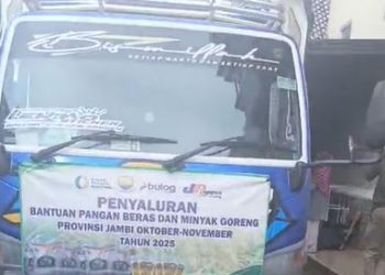 Sejumlah truk bermuatan kardus MinyaKita terparkir di halaman rumah di Jalan Walisongo, Aur Kenali, Kota Jambi, Senin (23/2/2026). (Dok. Capture Video)