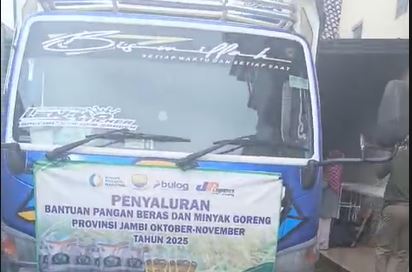 Sejumlah truk bermuatan kardus MinyaKita terparkir di halaman rumah di Jalan Walisongo, Aur Kenali, Kota Jambi, Senin (23/2/2026). (Dok. Capture Video)