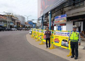 Petugas Satlantas Polresta Jambi bersama perwakilan Maxim saat penyerahan delapan unit barikade lalu lintas di kawasan Jambi Garden City, Kota Jambi. (Dok. Nahar)