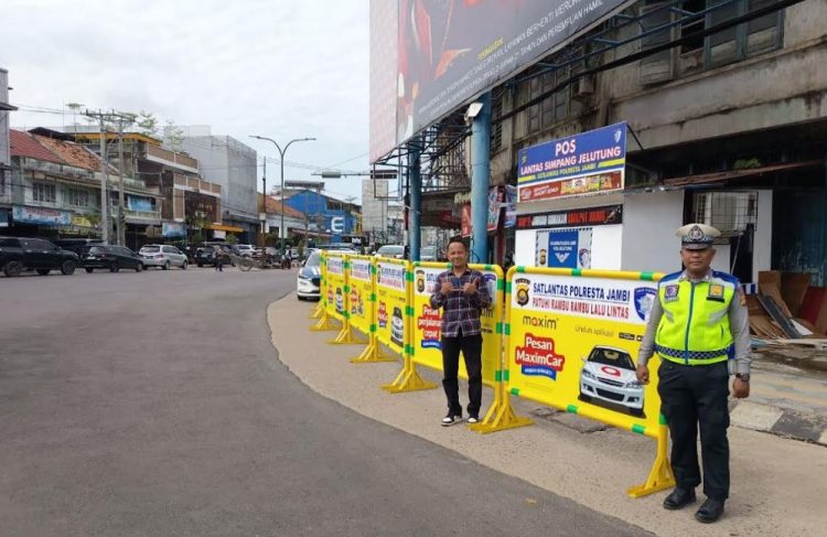 Petugas Satlantas Polresta Jambi bersama perwakilan Maxim saat penyerahan delapan unit barikade lalu lintas di kawasan Jambi Garden City, Kota Jambi. (Dok. Nahar)
