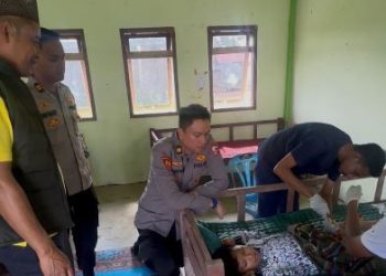 Mahasiswa STIK Lemdiklat Polri Angkatan 83/WPS bersama mahasiswa Universitas Bumi Persada mendampingi pelaksanaan khitanan massal bagi anak-anak di Dayah Raudhatul Huda (Dok. Humas)
