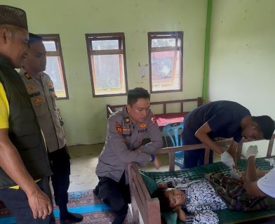 Mahasiswa STIK Lemdiklat Polri Angkatan 83/WPS bersama mahasiswa Universitas Bumi Persada mendampingi pelaksanaan khitanan massal bagi anak-anak di Dayah Raudhatul Huda (Dok. Humas)